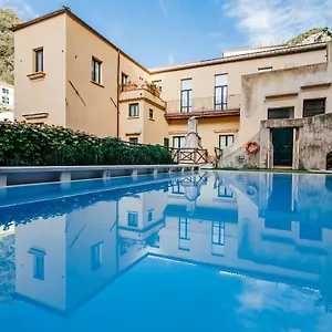 Amalfi Resort לינה וארוחת בוקר